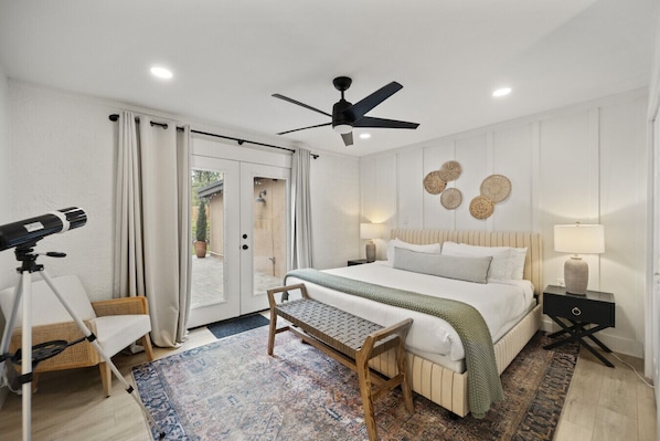4 bedrooms, desk, iron/ironing board, travel crib