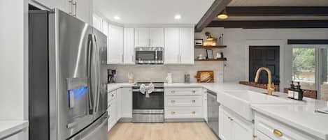 Refrigerador, microondas, horno, placa de cocina