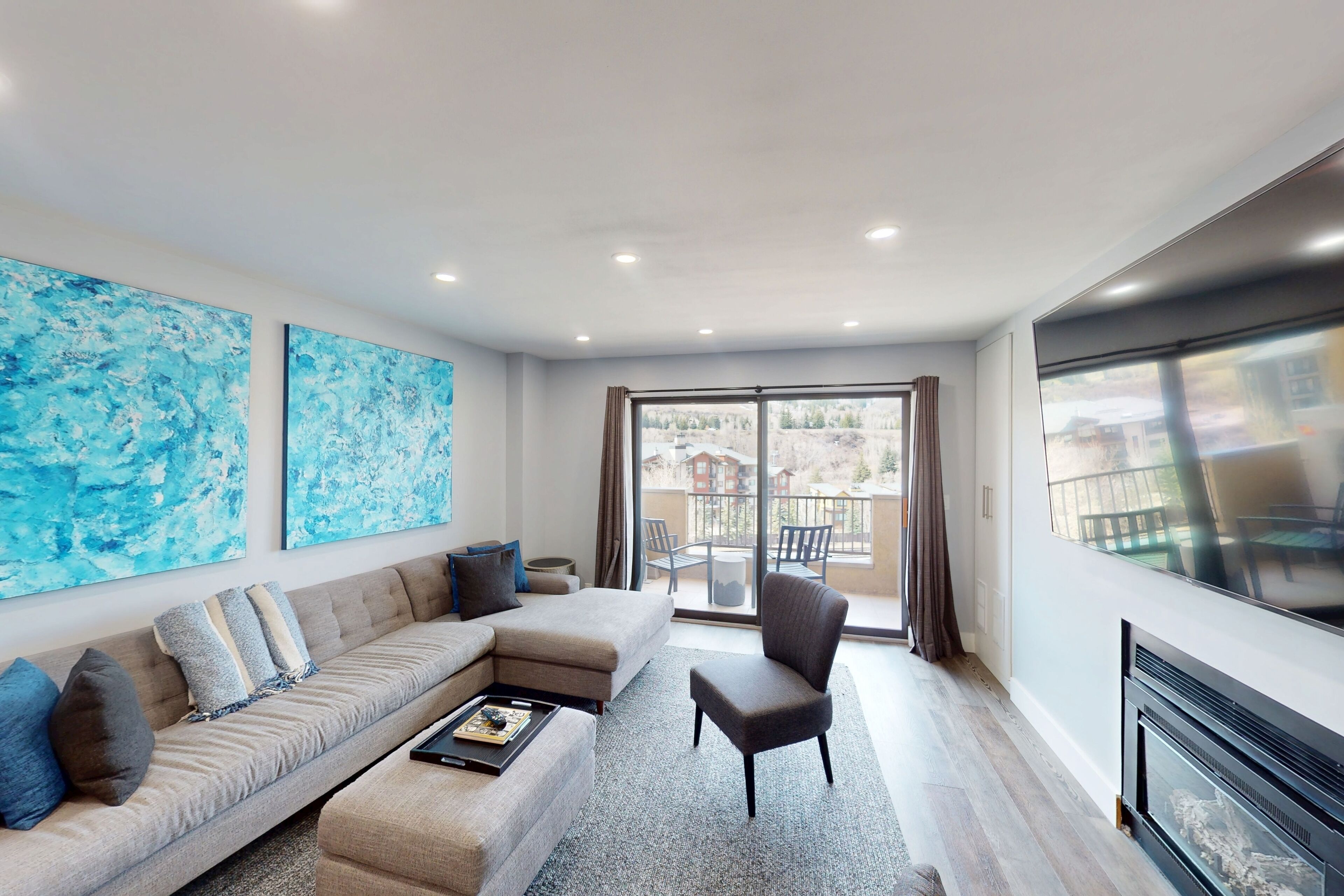 Una televisión, una chimenea