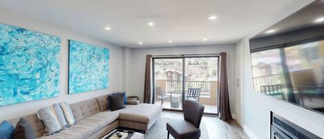 Una televisión, una chimenea