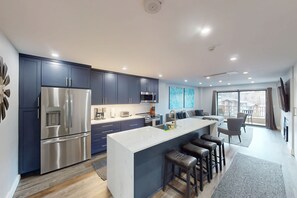 Refrigerador, microondas, horno, placa de cocina