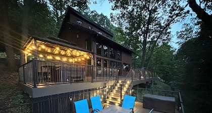 Modern Mountainside Retreat w/Hot Tub, WiFi, Kitchen & Scenic Views