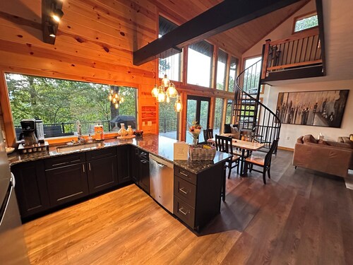 Modern Mountainside Retreat w/Hot Tub, WiFi, Kitchen & Scenic Views