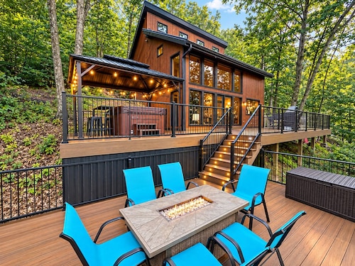 Modern Mountainside Retreat w/Hot Tub, WiFi, Kitchen & Scenic Views