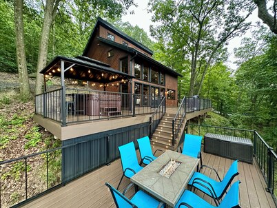 Modern Mountainside Retreat w/Hot Tub, WiFi, Kitchen & Scenic Views