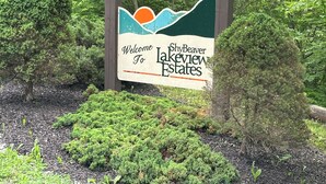 Willkommensschild für Lakeview Estates mit Sonnensymbol.
