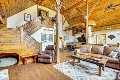 'The Lodge at Crider Creek' Getaway on 140 Acres!