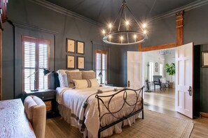 5 habitaciones, escritorio y tabla de planchar con plancha 