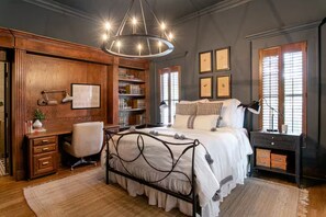 5 Schlafzimmer, Schreibtisch, Bügeleisen/Bügelbrett, Reisekinderbett