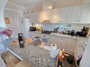 Mikrowelle, Ofen, Herdplatte, Geschirrspüler