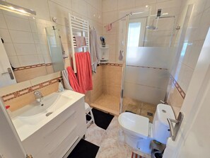 Douche, sèche-cheveux, serviettes fournies