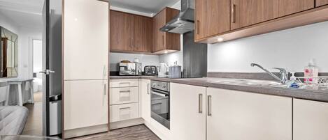 Køleskab, mikrobølgeovn, ovn, brødrister