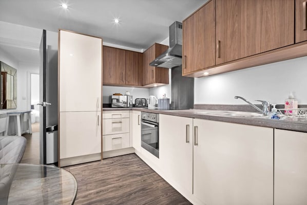 Køleskab, mikrobølgeovn, ovn, brødrister