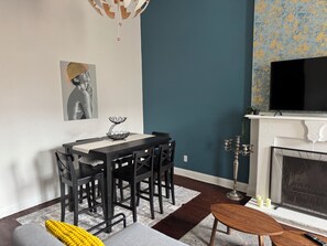 TV, books - Family Friendly 2 Bedroom Full Kitchen Free Laundry Work Space 1 FREE Parking (Chicago)