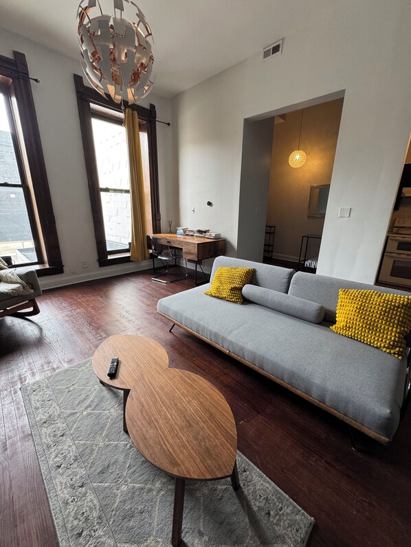 TV, books - Family Friendly 2 Bedroom Full Kitchen Free Laundry Work Space 1 FREE Parking (Chicago)