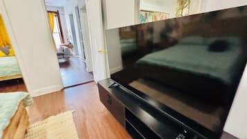 2 habitaciones, tabla de planchar con plancha, cuna de viaje y wifi