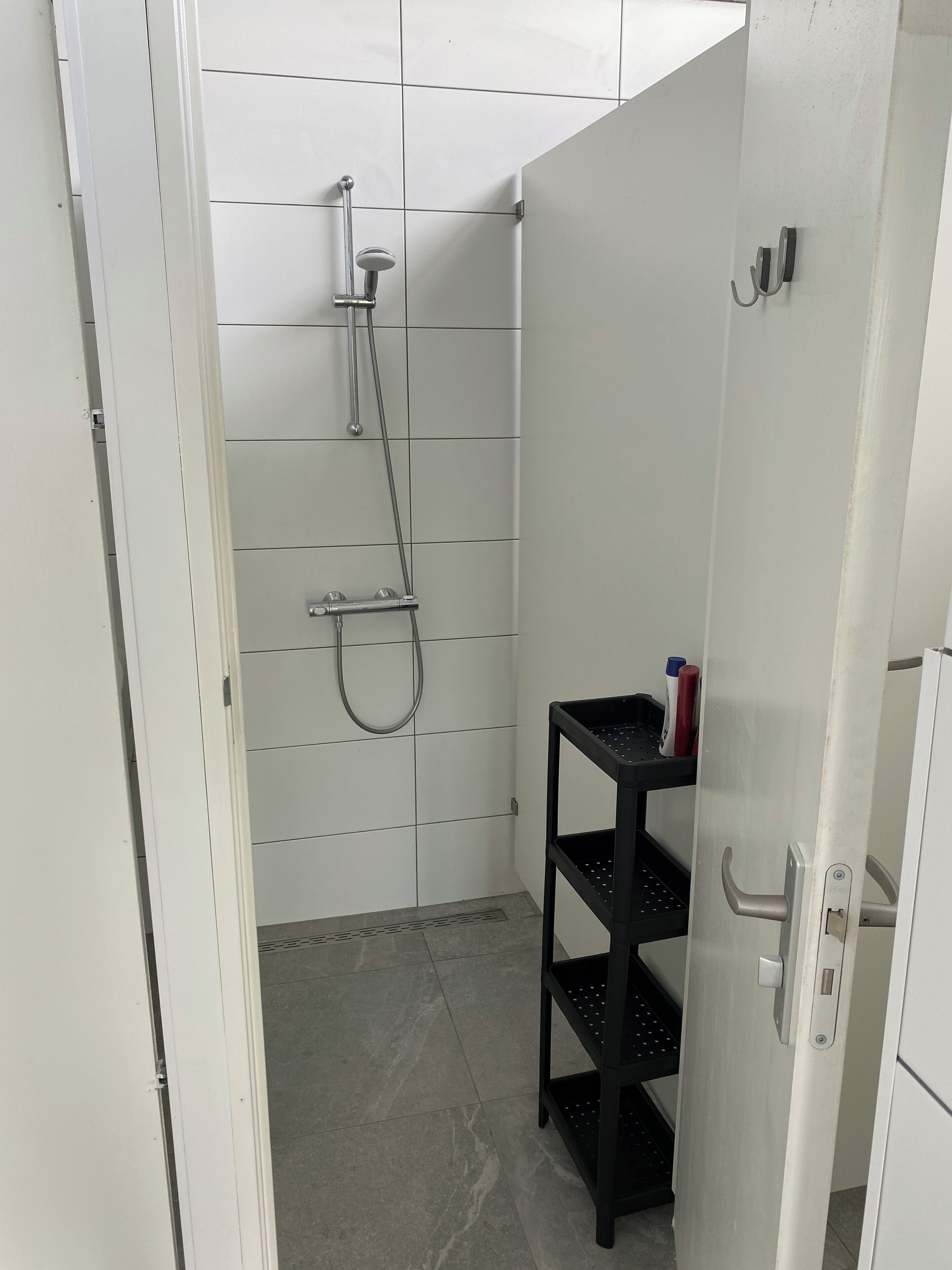 Douche, sèche-cheveux, serviettes fournies, savon