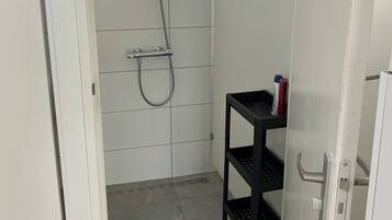 Douche, sĂšche-cheveux, serviettes fournies, savon