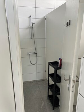 Een douche, een haardroger, handdoeken, zeep