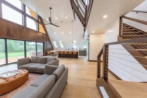 Smart-tv, een open haard, videospelletjes en een kantoor