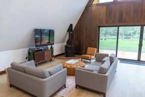 Smart TV, fireplace, video games, offices - TreeTops Ayframe, Supersized AFrame on the River with Hot Tub (Indian River)