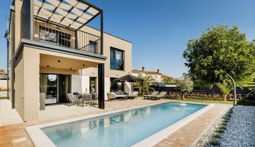Enchanting 3-BR Villa for 6, with Saltwater Pool
