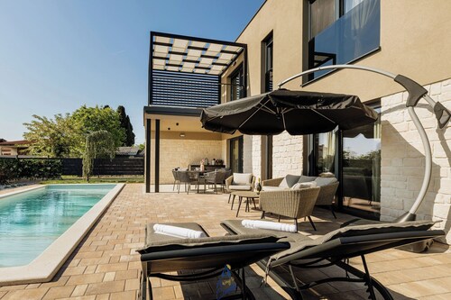 Enchanting 3-BR Villa for 6, with Saltwater Pool