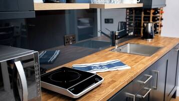 Suite, 1 King Bed with Sofa bed, Kitchenette, Garden View | Private kitchen