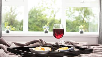 Escritorio y espacio para trabajar con laptop