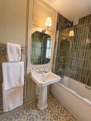 Family Quadruple Room, Garden View | Bathroom | Combined shower/tub, hair dryer, towels, soap - Donegal Manor (Donegal)