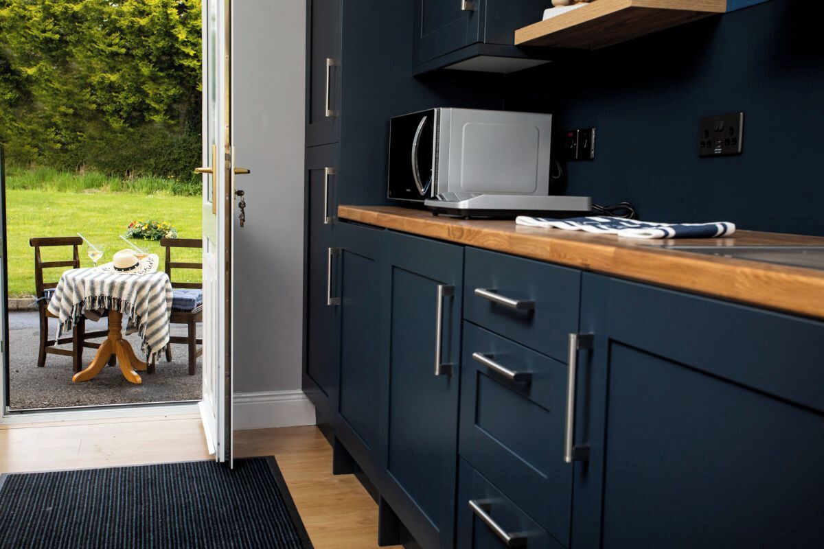 Suite, 1 King Bed with Sofa bed, Kitchenette, Garden View | Private kitchen