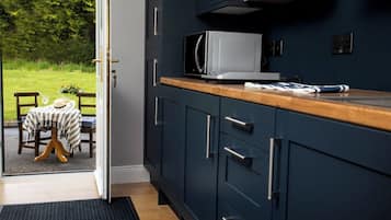 Suite, 1 King Bed with Sofa bed, Kitchenette, Garden View | Private kitchen