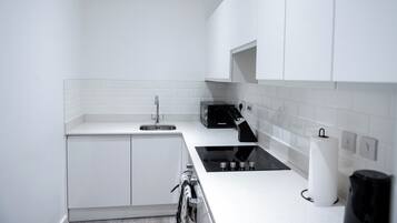 Kjøleskap, mikrobølgeovn, ovn og oppvaskmaskin