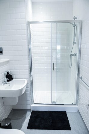 Dusche, Whirlpool, Haartrockner, Bidet
