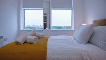 2 soverom, skrivebord, strykejern/-brett og reiseseng for barn