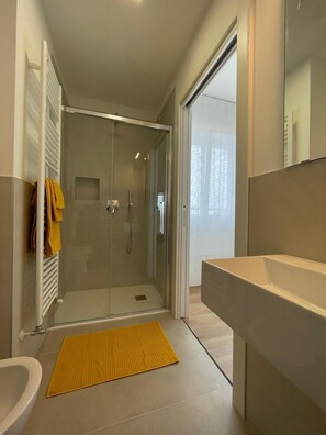 Douche, sèche-cheveux, bidet, serviettes fournies