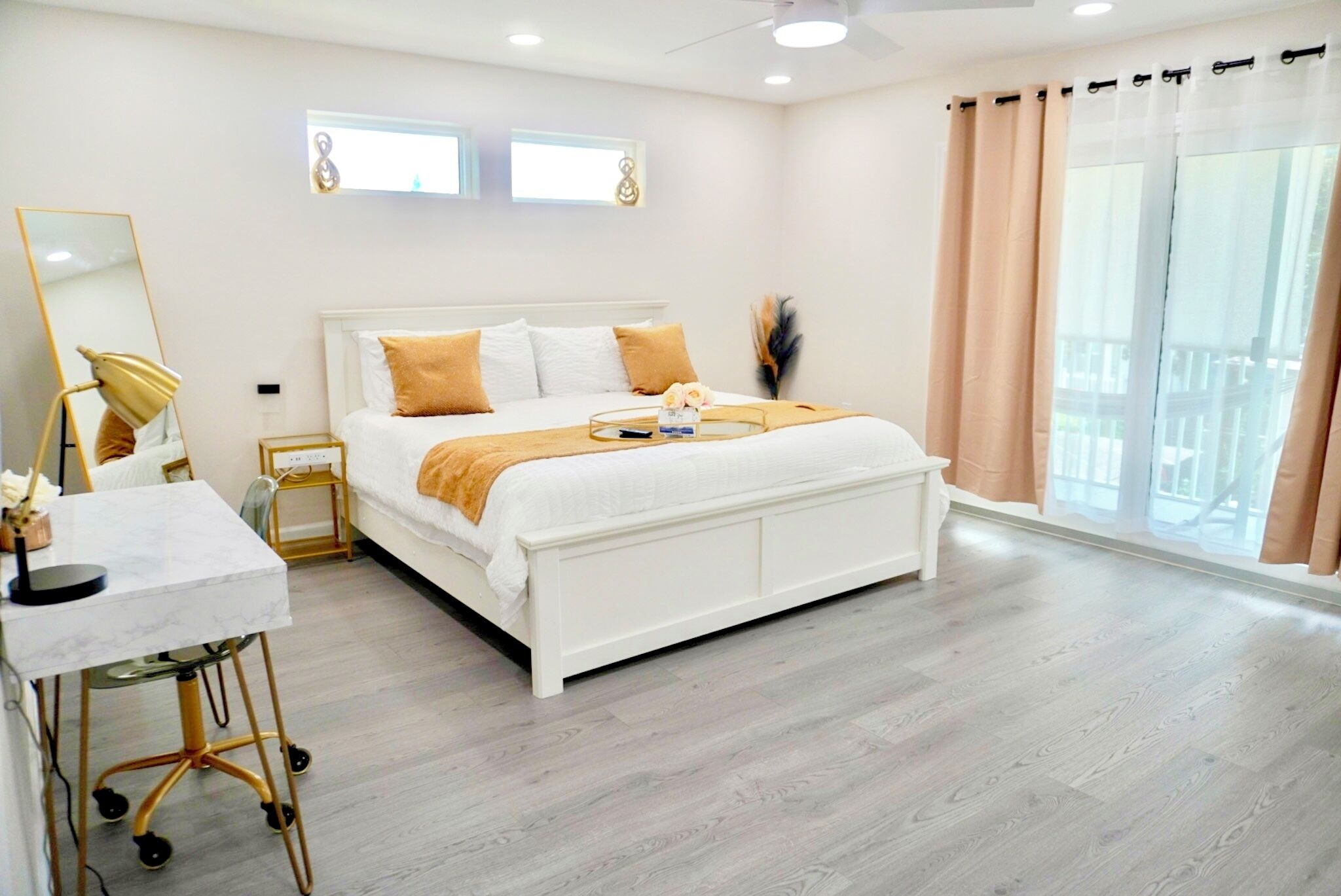 3 chambres, bureau, fer et planche à repasser, lit parapluie