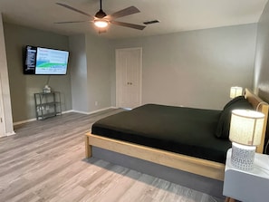 4 habitaciones, tabla de planchar con plancha, wifi y ropa de cama 