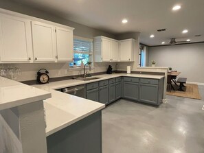 Een microgolfoven, een oven, een kookplaat, een vaatwasser