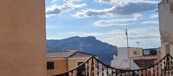 Between the sea and the mountains, ideal house for couples, families or explorers.