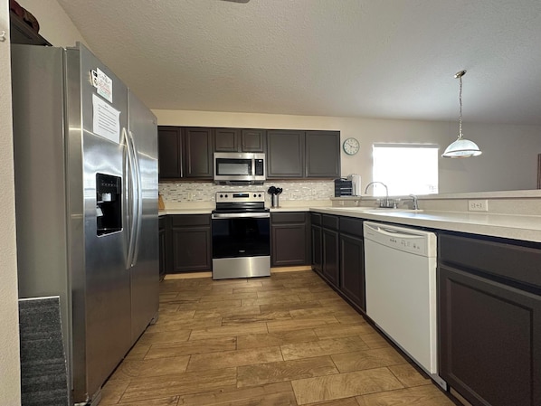 Kühlschrank, Mikrowelle, Ofen, Herdplatte