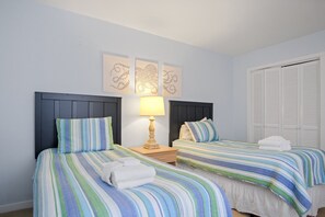 2 bedrooms, desk, iron/ironing board, WiFi