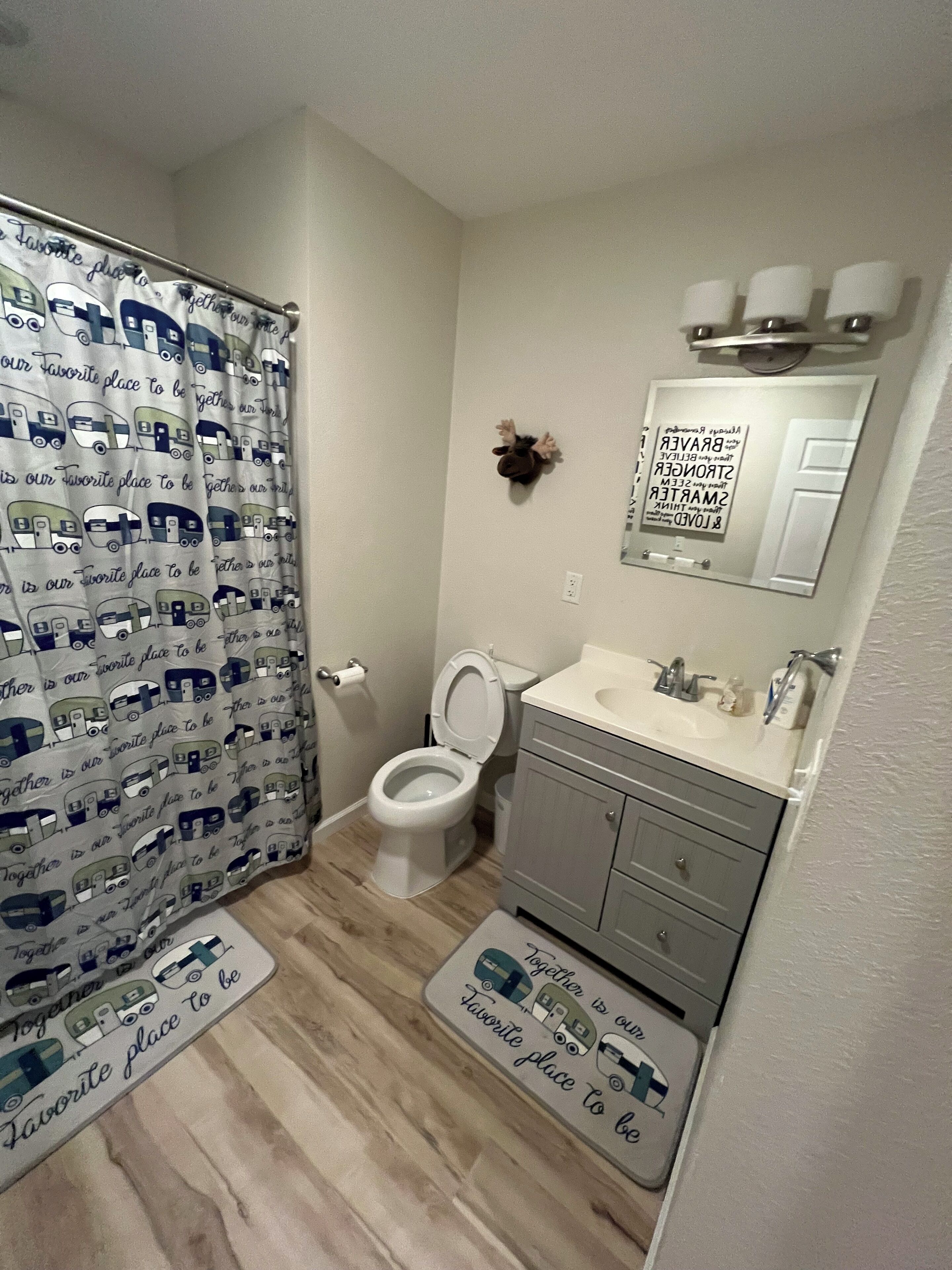 Ein Badezimmer mit Toilette, Waschbecken und Duschvorhang.