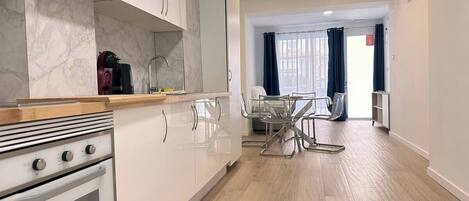 Frigorifero, microonde, forno, piano cottura