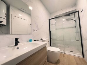 Dusche, Haartrockner, Handtücher, Seife