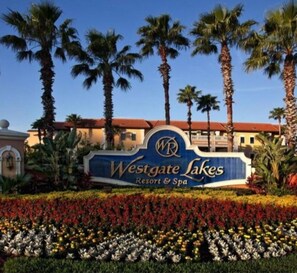 Property grounds - Charming 2-bd condo with access to an amazing waterpark & mins away from disney! (Kissimee)