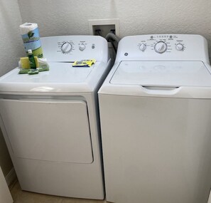 Interior - Charming 2-bd condo with access to an amazing waterpark & mins away from disney! (Kissimee)