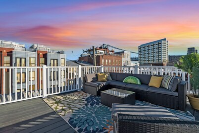 Prime City Condo Parking + Skyline Views