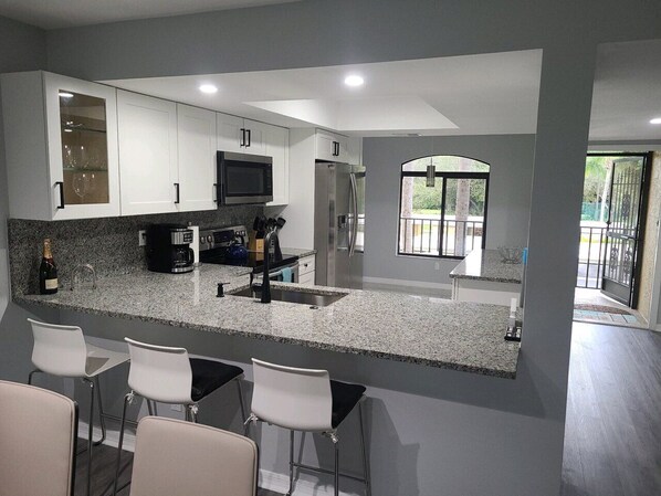 電子レンジ、オーブン、コンロ、食器洗い機