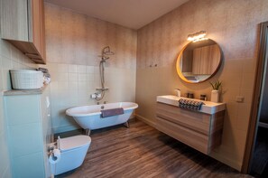 Sèche-cheveux, serviettes fournies, savon, papier toilette